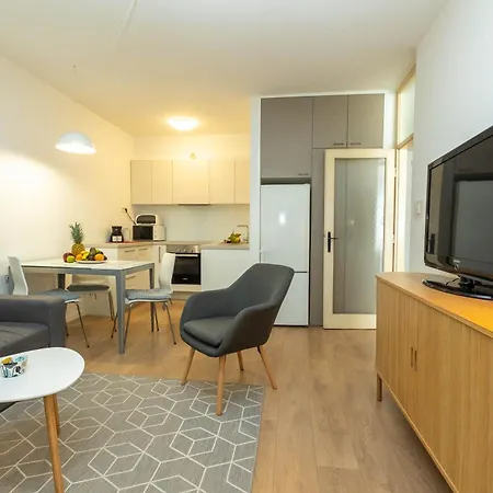 Апартаменти Mirna One Bedroom Near Old Town Задар